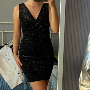 Svartglittrig klänning -  klänning med  glitter! Tyget är nästan velour! Köpt på SALT, från sisterspoint! Vet ej nypris men de brukar kosta runt 500kr