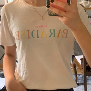  T-shirt från Gina Tricot  - Sparsamt använd och super skönt material, storlek s, trycket på tröjan säger ”summer PARADISE” pris 20kr + frakt 