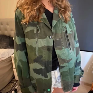 Militärjacka  - Säljer min super fina militärjacka, den e köpt second hand så vet ej vart den kommer ifrån 💓första bilden är inte min men ser exakt ut som den 💓💓 skulle säga att den passar en xs-m
