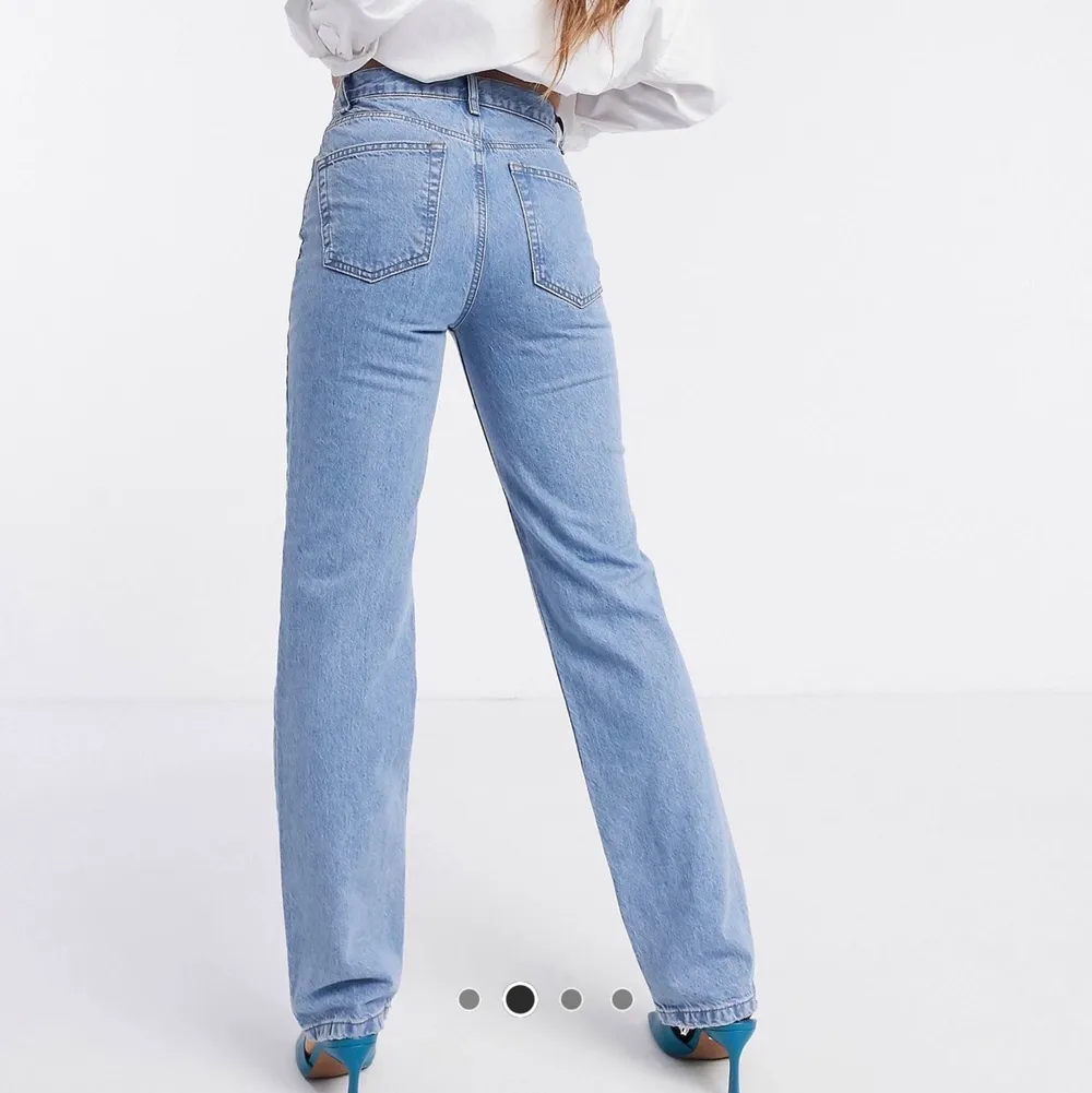 Säljer dessa jeans från asos! Använda ett fåtal gånger! Passar mig som är 175! Skriv för fler bilder. Jeans & Byxor.