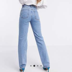 Säljer dessa jeans från asos! Använda ett fåtal gånger! Passar mig som är 175! Skriv för fler bilder