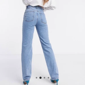 Straight jeans  - Säljer dessa jeans från asos! Använda ett fåtal gånger! Passar mig som är 175! Skriv för fler bilder