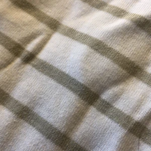 Tröja  - Säljer en bärs grön randig  tröja, då den ej kommer till andvändning! 🌸