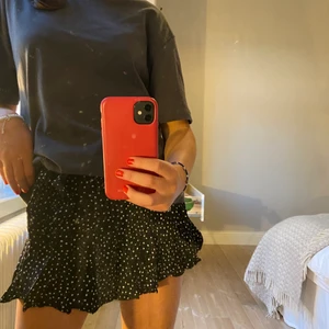 Kjol - Suoer söt kjol med knytning på sidan/mitten från zara. Lite för liten för mig tyvärr. Storlek xs☺️🙏🏼