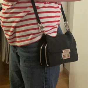 Väska från guess💕 - INTRESSEKOLL på en snygg väska från guess. Jag har köpt den för ungefär 900 kr. Inte säker på om jag vill sälja den, men skriv vad ni vill köpa den för.