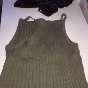 Ett linne storlek 146/152 - Säljer detta gröna linne det är kör på Hm för inte så länge sen och är använt ganska många gånger men den är inte sliten eller något så den är som ny✨