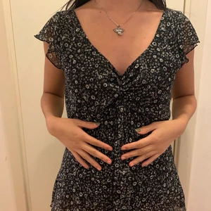 Söt topp - Gullig topp köpt på en second hand, använd fåtal gånger, som nyskick!🥰