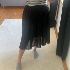 Plisserad kjol - Svart plisserad kjol som aldrig används längre! Storlek XS, men passar även S! 🌸