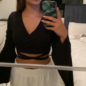 Svart fin blus  - Nytt skick ( använd endast en gång) , storlek xs, svart