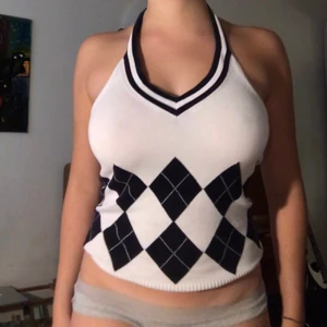 GANT halter neck topp!  - Äkta gant halterneck topp i storlek S - passar även M! Jättefint skick och SÅÅÅÅ skönt material!!!💕💕 personligen så skulle denna topp passa bäst på någon med lite mindre bröst då toppen ligger snyggare då än på mig (jag har C kupa) … men det är så klart bara vad jag tycker!😊 