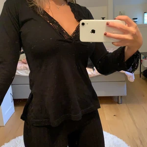 tröja  - Väldigt fin tröja, är dock inte så mycket för urringning 