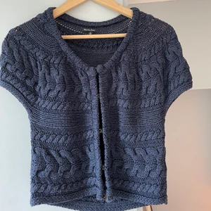 Virkad marinblå tröja  - En virkad marinblå tröja från Massimo Dutti!! Storlek S🤍 Knappar i mitten 