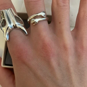 Ring - Ring som påminner lite om Maria Nilsdotter! Vet ej storlek men den är justerbar!