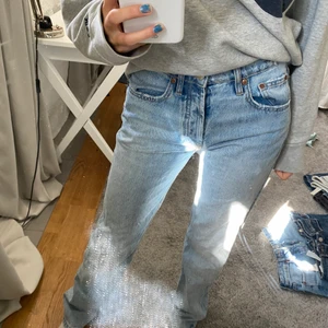 Zara jeans - Blåa jeans från zara! Mid rise💓använda ca 5 gånger så skulle säga att skicket är som nytt! Köp direkt för 300kr 😘