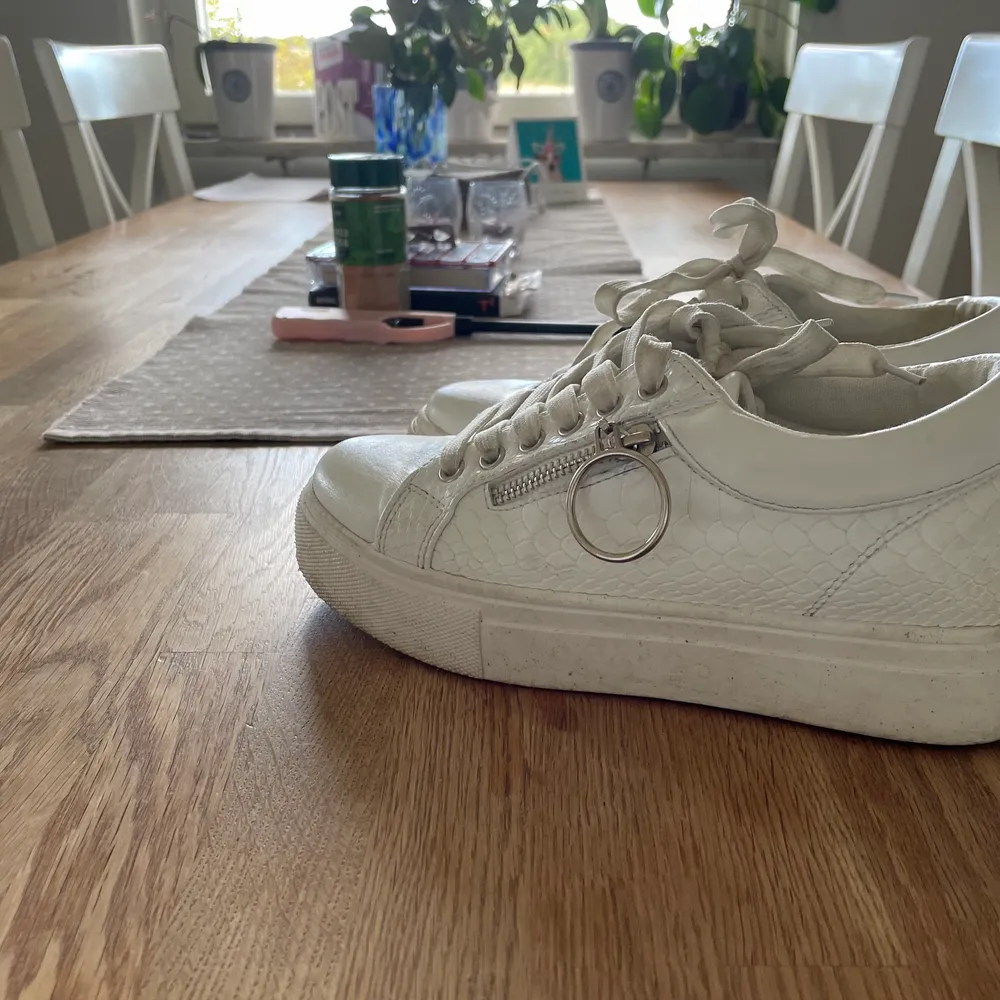 Säljer nu mina vita sneakers med silver detaljer eftersom det inte kommer till användning längre. Har använt dom några gånger. Skulle säga att det är storlek 37 men funkar till dom som vanligtvis har 38 också. . Skor.