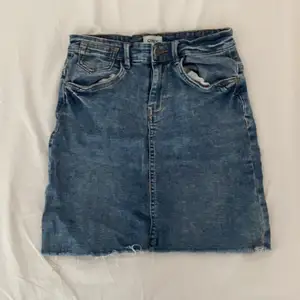 En jeans kjol från only bra skick storlek 36. Svart/från kjol med trianglar på bra skick storlek S
