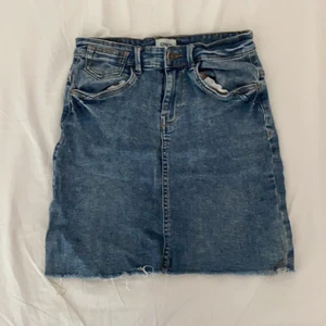 50kr per kjol - En jeans kjol från only bra skick storlek 36. Svart/från kjol med trianglar på bra skick storlek S