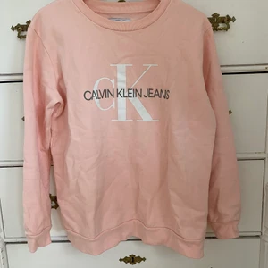 Rosa Calvin Klein tröja - Heeeej!! Jag säljer denna ljus rosa Calvin Klein tröja i storlek M. Den är bara använd en gång.