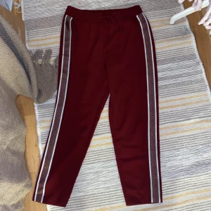 Mjukisbyxor - Röda mjukisbyxor från Monki. Använt en gång.