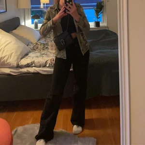 Jeansjacka - Säljer nu min älskade, sjukt snygga militärjacka som är köpt från Zara!💞 Helt nytt skick och endast använd 1 gång!! Bara att komma privat för fler frågor eller mera bilder!!! (Mina bilder)💞💞