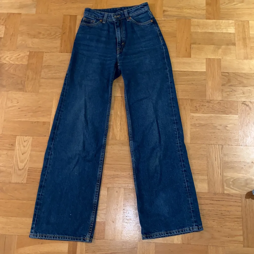 Nu säljer jag mina mörkblåa jeans från Monki i ny skick. De är knappast använda och ser helt nya ut. Säljer för att de är lite för korta för min smak för mig som är 173.💗. Jeans & Byxor.