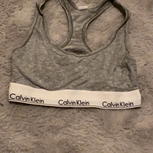 CalvinKlein topp - Den e använd men ser ut som ny står i den att det e storlek m men skulle säga den e s elr xs