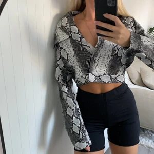 Na-kd croppad jacka / kavaj  - Anna nooshin x nakd! Storlek 34 🥰 nyskick 