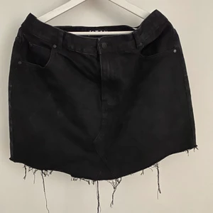 Svart Jeanskjol från carlings - En svart jeanskjol från carlings med slitningar, aldrig advänd endast testad✨