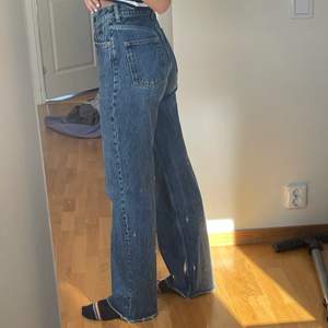Jätte fina populära jeans från zara går att klippa dem om man inte är nöjd med längden.🥰 knappt använda