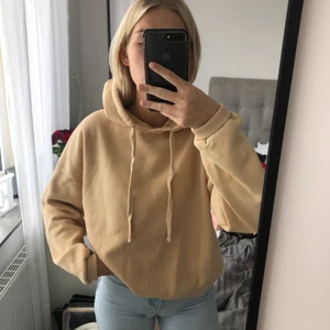 NA-KD X AFJ hoodie  - Jättefin hoddie från NA-KD X AFJ, har ett fint tryck på ryggen och är knappt använd, frakt tillkommer!💜