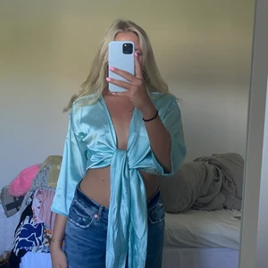 Ny topp💙💙 - Helt ny topp från Urban Outfitters! Går att knyta och styla på flera olika sätt:)