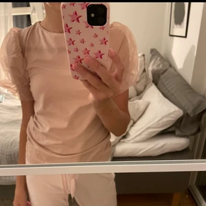 Zara topp med puffärm - Säljer en jättefin gammalrosa topp med puffärm ifrån zara. Säljer pågrund av att den aldrig kommit till användning och lappen är till och med kvar. Den är i storlek 164 (skulle säga att den passar Xs och S) och passar mig som är 163 typ. Köpte toppen för 119kr och säljer för 50! Köparen står för frakten!!