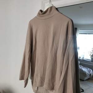 Fin beige polotröja från Gina tricot i storlek L. Lite nopprig men syns bara nära. Fin som oversized även om man inte har L i vanliga fall. Fraktkostnad ingår ej i priset. 