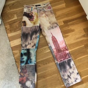 Jaded London jeans - Patchwork jeans med coolt tryck från Jaded London. Inköpta i julas för ca 800kr. Kommer dovk tyvärr inte längre till användning💖