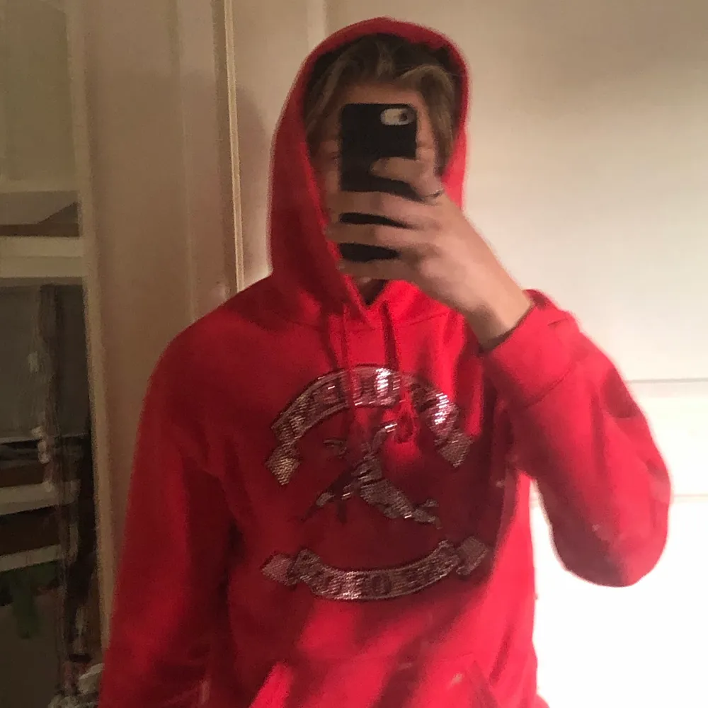 säljer min one of one hoodie                                     Använd ett fåtal gånger                                                      Köparn står för frakten . Hoodies.