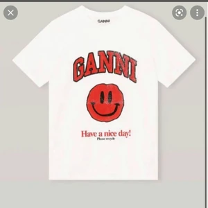 Ganni tröja  - Säljer min favorit tröja från ganni då den inte kommer till användning längre och behöver pengar haha❤️ säljer för 750, och den är strl M men sitter fint på mig som är s❤️ owersize i storleken men de blir riktigt snyggt🥰