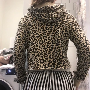 Hollister hoodie  - Hollister Hoodie i snygg Leo strl X small