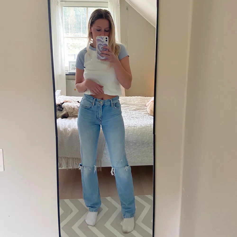 Super snygga midwaist jeans från zara⚡️ Storlek 36, i princip oanvända!! . Jeans & Byxor.