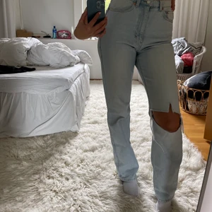 Weekday jeans  - Jeans från Weekday i modellen Rowe med ett eget klippt hål!!  Skitsnygga men kommer inte till användning tyvärr!! Storlek 30/34 👌🏽👌🏽 