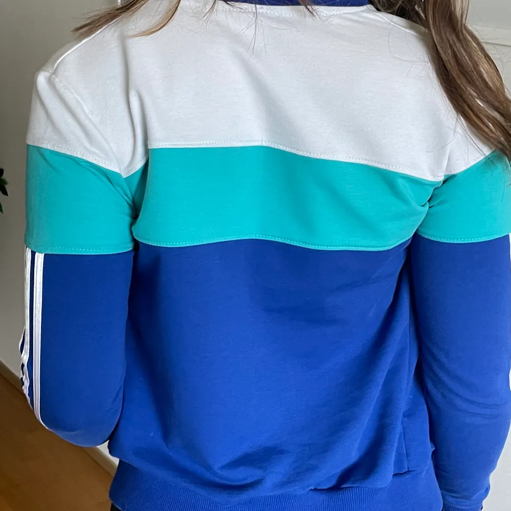 Jätte snygg adidas zip tröja med blå och vita detaljer. Knappt använd men kan vara sjukt snygg till många outfits, och är lite i 2000-tals stil. Såå snygg!😍😍. Hoodies.