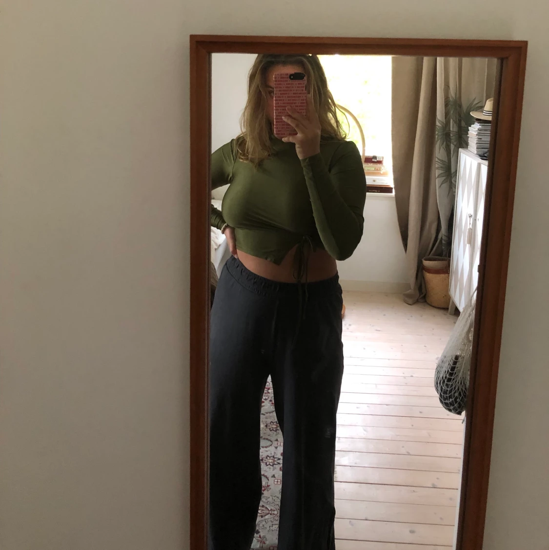 Mörkgrön top i stretchmaterial