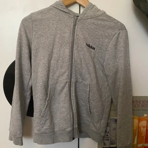 Adidas zip up - Snygg grå zip up från adidas i nyskick🤍 passar till nästan allt! Ska vara i storlek M men jag skulle säga att den passar som en S. Köparen står för frakten!
