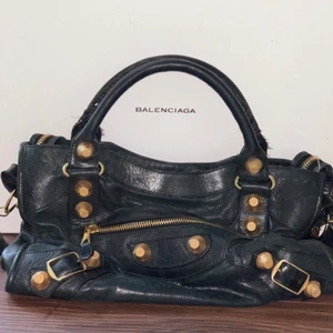 Balenciaga Giant City - 😇💖🥰Intressekoll på min älskade Balenciaga giant city bag, svart läder med guld hardware detaljer. Mycket använt skick, hål i tyget på insidan, dragkedjor behöver lagas och generellt slitage. Från A Retro Tale, Retail upp till 30.000kr. 
