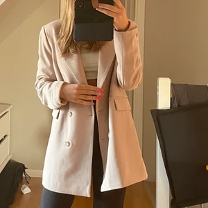 Kappa från BikBok  - Använd 1 gång, som ny alltså. Köpte den för 600kr