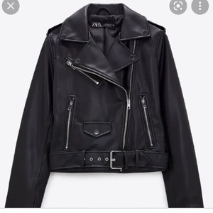 Skinn jacka - Säljer min skinnjacka från zara som är väldigt populär, använd några gånger men ser ut som ny.😚Det är storlek XL men den sitter som en S/M, jag är en storlek S egentligen men denna jackan är jättelitet i storlek. Passar XS-M