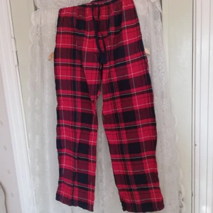 Pyjamasbyxor  - Asmysiga pyjamasbyxor i klassiskt rött rutigt mönster, så najs att mysa i till hösten och vintern! 🍁🍄🍁🎃