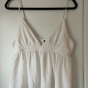 Trendig söt topp - Säljer min fina topp från Bikbok som inte kommer till användning längre