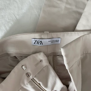 Beiga kostymbyxor  - Kostymbyxor från zara, beiga och super snygga! Men alldeles för små för mig. Köpare står för frakt🥰