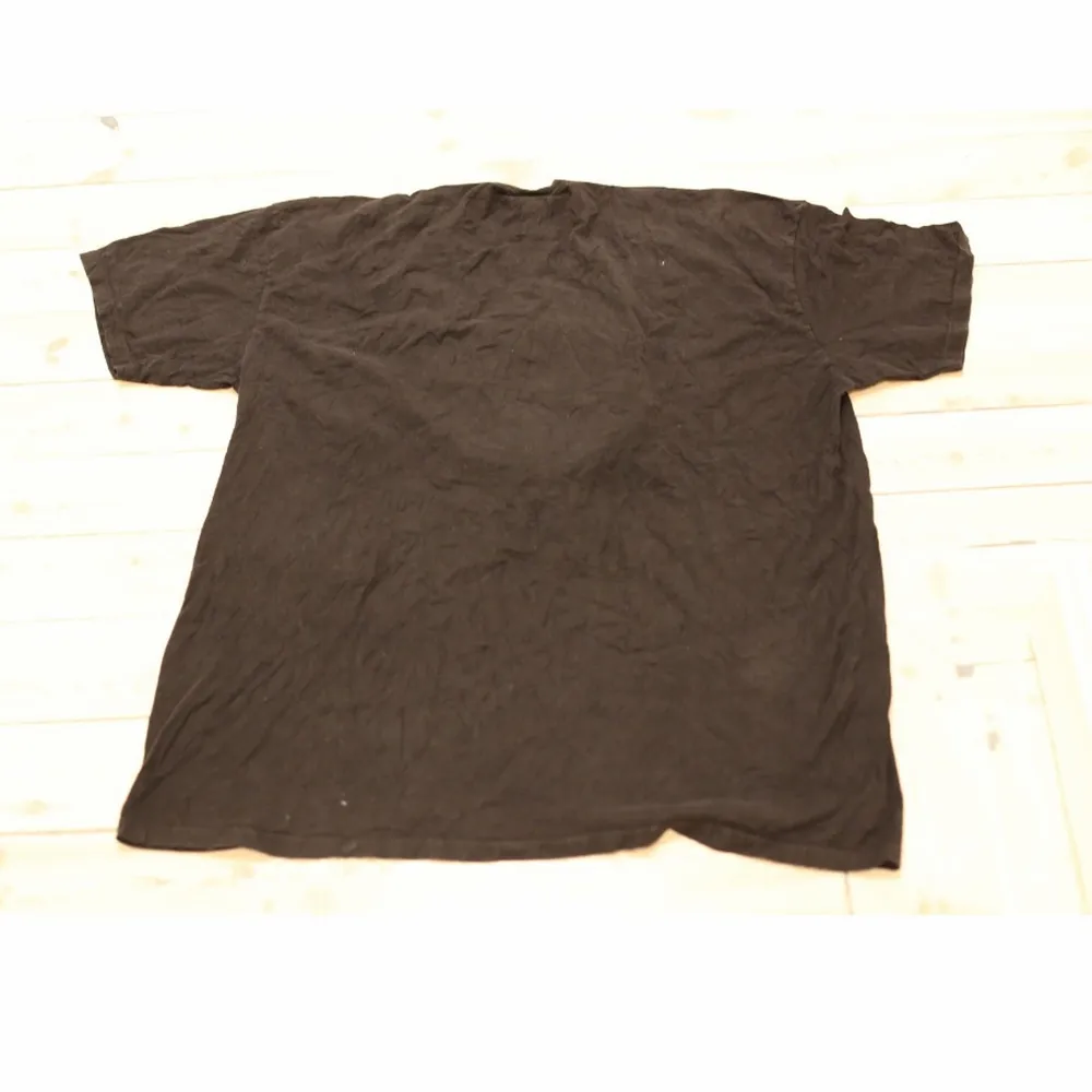 En riktigt fet svart tröja frn hockeylaget i USA som heter LA kings. Trycket är deras logga och den är svart och vit. Sjölv materialet har hög kvalitet och är svart. Thriftad på en secondhandbutik i USA.. T-shirts.