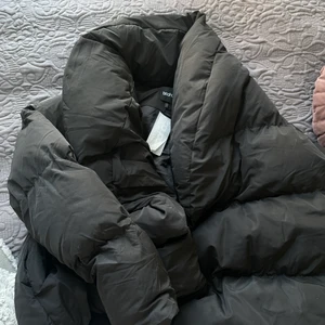 Dunjacka M  - Helt oanvänd jacka, storlek M, säljer pga försent att lämna tillbaka. 